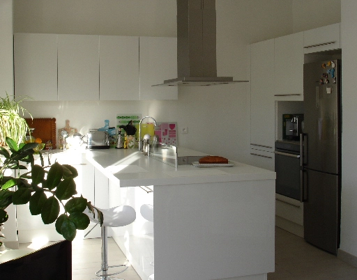 Cuisine laquée blanche sur mesure à Antibes – Cuis’in Diffusion